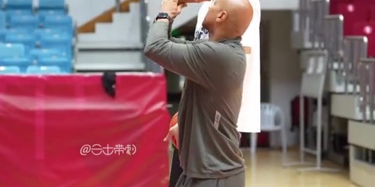 皇冠体育-继续改进罚球！外教帮周琦在手型、压腕、出手等方面进行指导